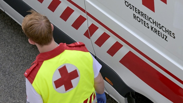Der verunfallte Motorradfahrer wurde mit dem Rettungshubschrauber C15 in das LKH Steyr geflogen ...