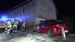 Das Fahrzeug schlug frontal in das Haus ein.