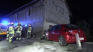 Das Fahrzeug schlug frontal in das Haus ein.