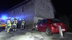 Das Fahrzeug schlug frontal in das Haus ein.