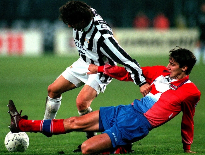 So sehr sich Rapids Thomas Zingler (re.) am 30.Oktober 1996 auch abmühte – Alessandro Del Piero ...