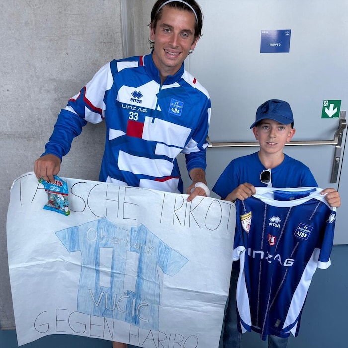 Romeo Vucic nahm das Angebot Trikot gegen Haribo von Fan Max an.