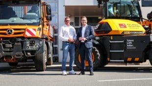 LHStv Philip Wohlgemuth (rechts) mit Christian Schreiner, Leiter des Sachgebiets für Fahrzeug- ...