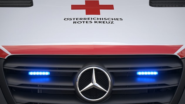 Der Rennradfahrer kam mit der Rettung ins Spital (Symbolbild)