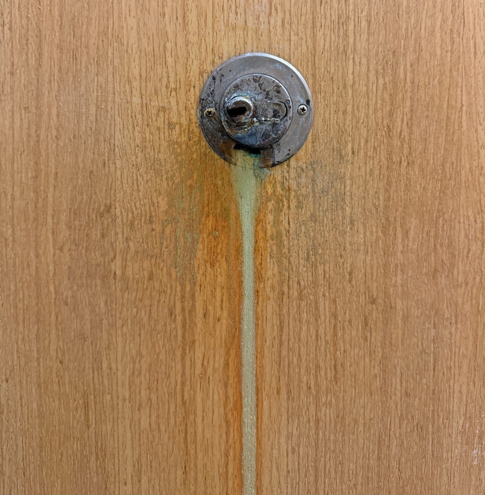 Zuvor war die Wohnung mit Säure aufgebrochen und durchwühlt worden.