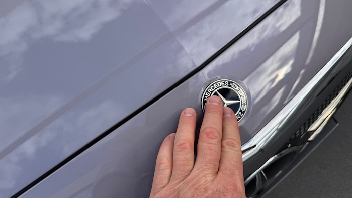 Die Fronthaube entriegelt man per Druck auf das Logo (oder am Display).
