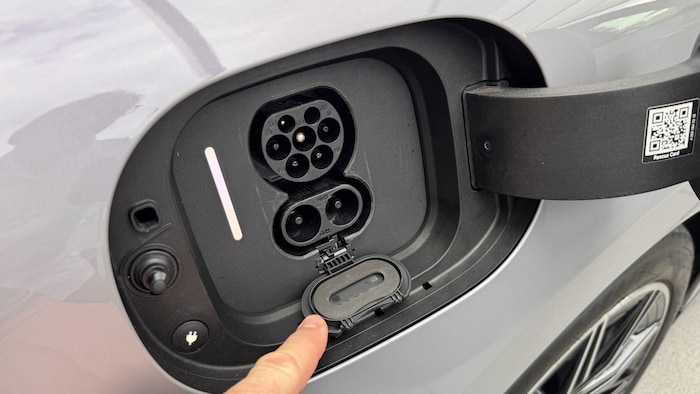 Kein Deckelverhau: saubere Lösung unter der elektrisch öffnenden Ladeklappe