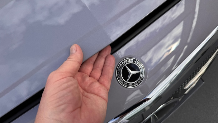 Der Sperrhaken darunter ist sauber und leicht zu ertasten.