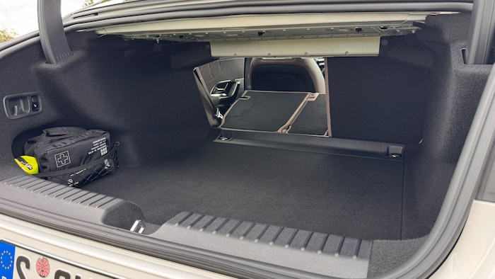 In den Kofferraum passen 470 Liter. Die Rücksitzlehnen klappen fernentriegelt geteilt um.