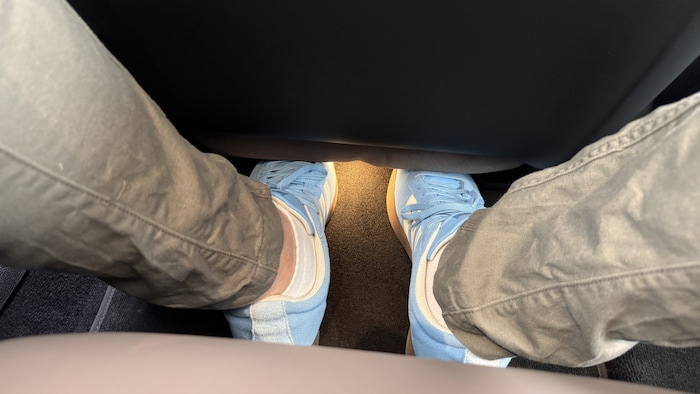 Unterm Vordersitz ist kein Platz für die Füße.