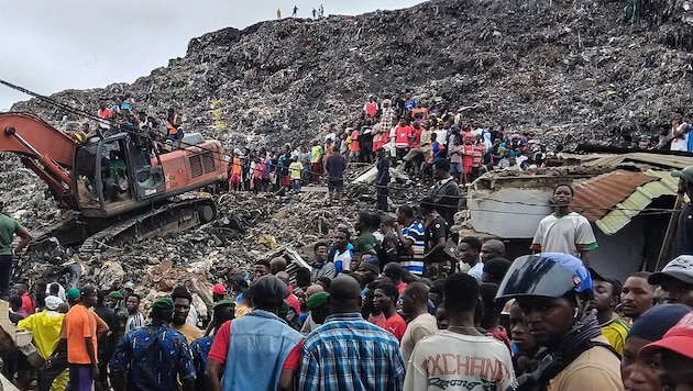 In Guinea sind beim Abrutsch einer Mülldeponie auf ein Wohngebiet mindestens 30 Menschen ums ...