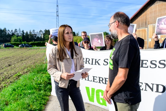 Tierecke-Leiterin Maggie Entenfellner (li.) war 2022 bei dem betroffenen Hof und machte sich ein ...