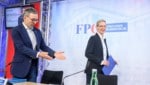 Man kennt sich schon lange: Kickl bei einer Pressekonferenz mit Weidel 2023 in Wien -bei ihrem ...