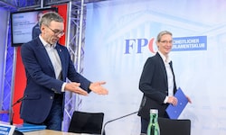 Man kennt sich schon lange: Kickl bei einer Pressekonferenz mit Weidel 2023 in Wien -bei ihrem ...