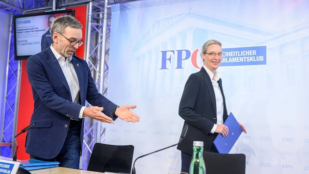 Man kennt sich schon lange: Kickl bei einer Pressekonferenz mit Weidel 2023 in Wien -bei ihrem ...