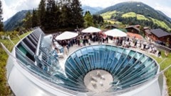 Das futuristische, gläserne Congress trifft in Alpbach auf die traditionelle Holzbauweise.