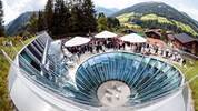 Das futuristische, gläserne Congress trifft in Alpbach auf die traditionelle Holzbauweise.