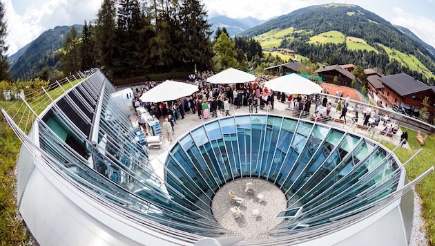 Das futuristische, gläserne Congress trifft in Alpbach auf die traditionelle Holzbauweise.