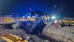 Das Auto stürzte in eine Baustelle