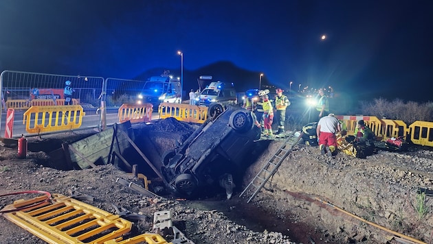 Das Auto stürzte in eine Baustelle