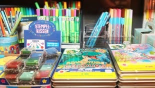 Buntstifte, Filzstifte und Co.: Zum Schulstart summieren sich auch die kleinen Ausgaben schnell.