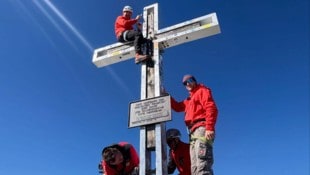 Die Bergretter beim außergewöhnlichen Einsatz beim bzw. auf dem Gipfelkreuz.
