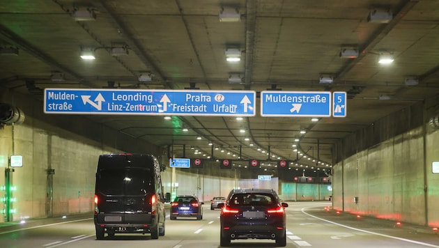 Der Tunnel Bindermichl auf der Linzer A7 bekommt eine neue LED-Beleuchtung – dafür sind bis Ende ...