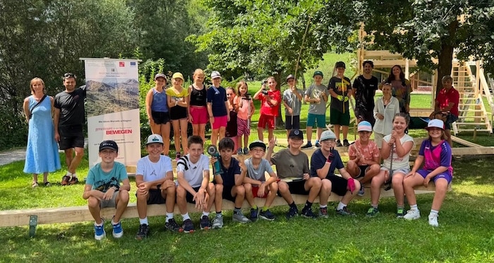 21 Kinder bauten mit regionalen Betrieben einen Holzturm.