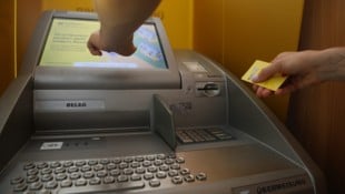 Mit den ausgespähten PIN-Codes gelang es dem Duo, in zahlreichen Fällen bei Bankomaten Bargeld ...