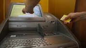 Mit den ausgespähten PIN-Codes gelang es dem Duo, in zahlreichen Fällen bei Bankomaten Bargeld ...
