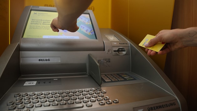 Mit den ausgespähten PIN-Codes gelang es dem Duo, in zahlreichen Fällen bei Bankomaten Bargeld ...