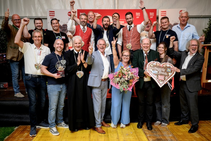 Vereinsobleute im Mittelpunkt: Gemeinsam feierte man den Titel „vereinsfreundlichste Gemeinde“ ...
