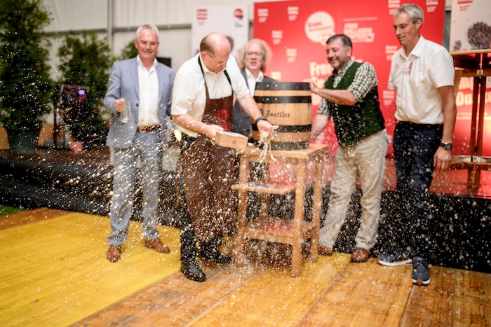 Freibier gab es nach der Feierstunde. Abgeordneter Sepp Edlinger (2. v. re.) assistierte ...