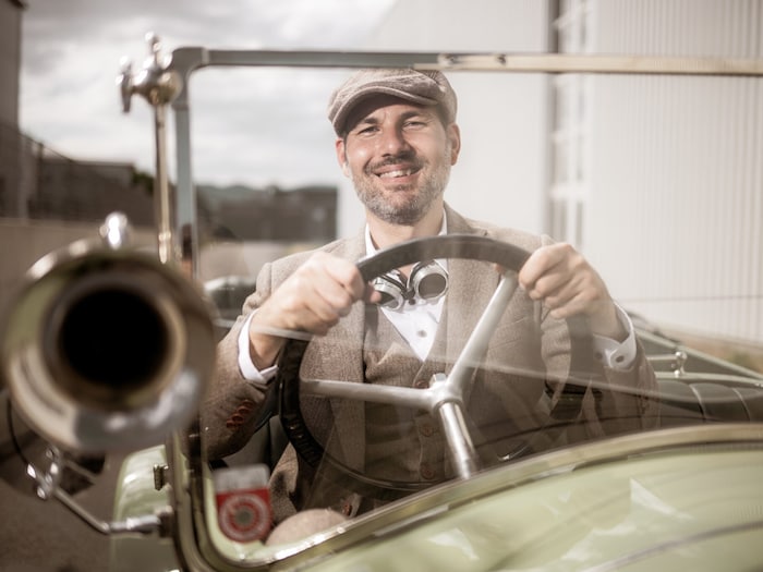 Wie im Film: Robert Krickl auf Reisen mit dem Avis-Oldtimer.