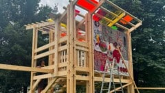 Der große Erlebnisturm an der Volksschule Söll läd zum Klettern und Entspannen ein.