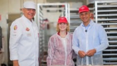 Konditor Leo Jindrak (li.), Wissenschaftsministerin Eva-Maria Holzleitner und ...