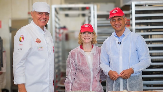 Konditor Leo Jindrak (li.), Wissenschaftsministerin Eva-Maria Holzleitner und ...