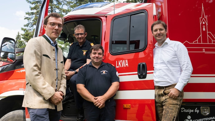 Mylius (li.), Branddirektor Mayer (Mitte) und Eigentümer Mayr-Melnhof (re.) beim ...