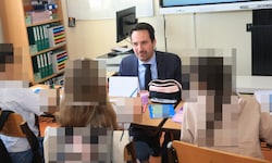 Bildungsminister Christoph Wiederkehr (NEOS) ortet Aufholbedarf bei vielen Familien – diese ...