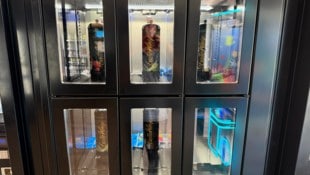 In mehreren Grazer Automatenshops sind große Lachgas-Kartuschen erhältlich, inklusive Ballons.