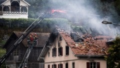 Die Einsatzkräfte haben vier Leichen aus dem Brandobjekt geborgen.