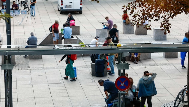Der Südtiroler Platz am Hauptbahnhof wird laut den Frauen mit Unsicherheit und Kriminalität ...