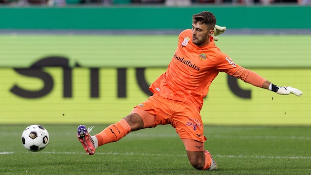 Goalie Hedl leistete sich im Play-Off-Hinspiel der Conference League gegen die Hearts einen ...