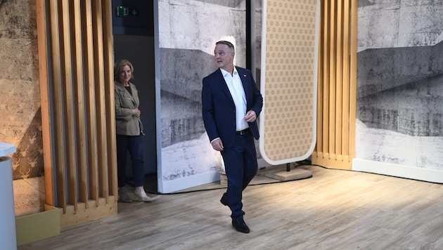 Babler am Weg ins ORF-Studio