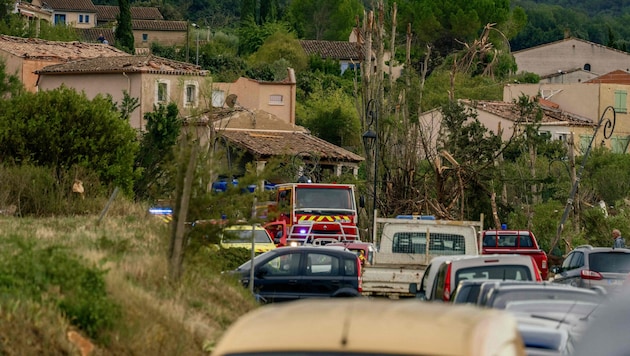 Auf diesem Bild sind Häuser zu sehen, die nach einem Tornado in Pomas, im Südwesten Frankreichs, ...