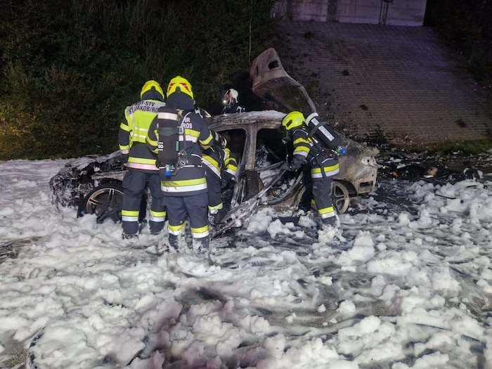 Das Auto brannte komplett aus.