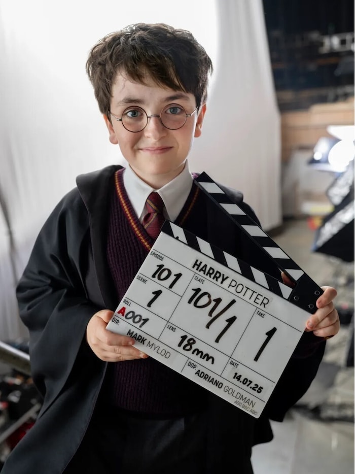 Dominic McLaughlin schlüpft in der Serie die Rolle von Harry Potter.
