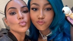 Kim Kardashian mit ihrer ältesten Tochter North: Wie viele Nannys die Reality-Queen für sie und ...