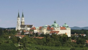 Das Stift Klosterneuburg umrahmt von Weinbergen  
