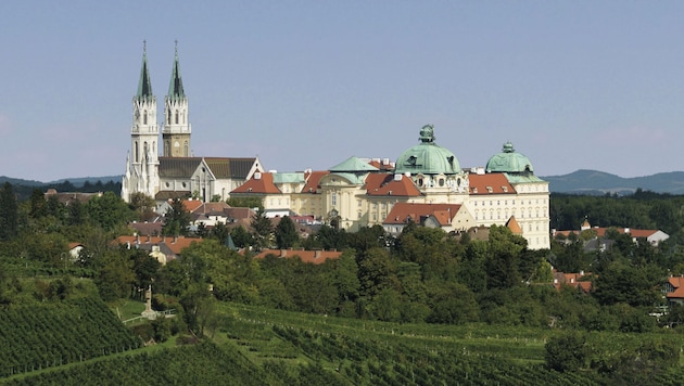 Das Stift Klosterneuburg umrahmt von Weinbergen